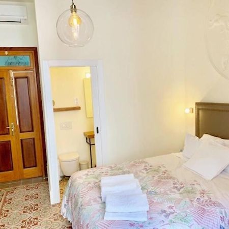 شقة سيدجيس  في Cozy Studio With Balcony In The Best Place المظهر الخارجي الصورة